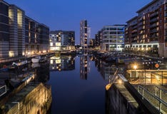 Clarence Dock, Leeds bij nacht royalty-vrije stock afbeeldingen Clarence Dock, Leeds bij nacht royalty-vrije stock afbeeldingen