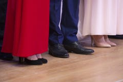 Clase de las piernas de las mujeres en zapatos elegantes y vestidos de bola hermosos en el fondo foto de archivo libre de regalías Clase de las piernas de las mujeres en zapatos elegantes y vestidos de bola hermosos en el fondo foto de archivo libre de regalías