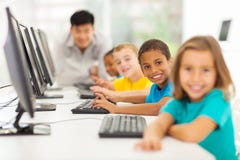 Classe d'ordinateur d'enfants photo libre de droits Classe d'ordinateur d'enfants photo libre de droits