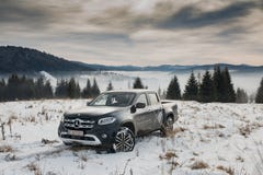 Classe de Mercedes-Benz X que escala na neve imagens de stock royalty free Classe de Mercedes-Benz X que escala na neve imagens de stock royalty free