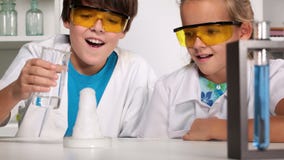 Classe de química da escola primária video estoque Classe de química da escola primária video estoque