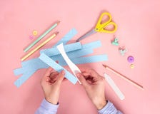 Classe do mestre de Scrapbooking DIY Faça a um whith do cartão do dia de Valentim os corações de papel Passatempo do ` s das mulh fotos de stock royalty free Classe do mestre de Scrapbooking DIY Faça a um whith do cartão do dia de Valentim os corações de papel Passatempo do ` s das mulh fotos de stock royalty free