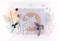Classe do mestre de Scrapbooking DIY Faça uma decoração da mola para o interior - grinalda floral feita do papel Árvore congelada fotografia de stock Classe do mestre de Scrapbooking DIY Faça uma decoração da mola para o interior - grinalda floral feita do papel Árvore congelada fotografia de stock