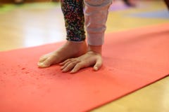 Classi di yoga per i bambini fotografie stock libere da diritti Classi di yoga per i bambini fotografie stock libere da diritti