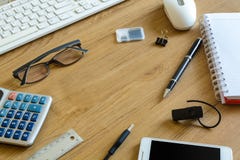 Clavier et outils d'ordinateur photographie stock libre de droits Clavier et outils d'ordinateur photographie stock libre de droits