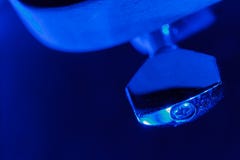 Clavijas de adaptación de la guitarra eléctrica en luz azul imagen de archivo Clavijas de adaptación de la guitarra eléctrica en luz azul imagen de archivo