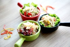 Claypot kolorowa sałatka na drewnianym stole w restauraci zdjęcia stock Claypot kolorowa sałatka na drewnianym stole w restauraci zdjęcia stock