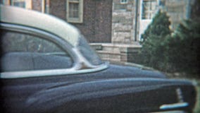 CLEVELAND, OHIO 1953 : Papa montrant la nouvelle voiture tirant dans l'allée banque de vidéos CLEVELAND, OHIO 1953 : Papa montrant la nouvelle voiture tirant dans l'allée banque de vidéos