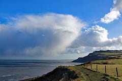 Cleveland Way-mening van Ravenscar-klippen en de Noordzee stock afbeeldingen Cleveland Way-mening van Ravenscar-klippen en de Noordzee stock afbeeldingen