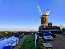 Cley seguente il mulino a vento Norfolk, Regno Unito del mare immagini stock libere da diritti Cley seguente il mulino a vento Norfolk, Regno Unito del mare immagini stock libere da diritti