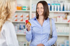 Client de sourire heureux avec un pharmacien photo stock Client de sourire heureux avec un pharmacien photo stock