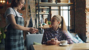 Client féminin effectuant le paiement en ligne avec le smartphone payant la nourriture en café banque de vidéos Client féminin effectuant le paiement en ligne avec le smartphone payant la nourriture en café banque de vidéos