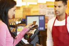 Cliente que paga hacer compras en el pago y envío con la tarjeta imágenes de archivo libres de regalías Cliente que paga hacer compras en el pago y envío con la tarjeta imágenes de archivo libres de regalías