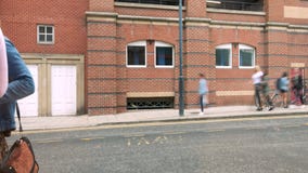 clientes do timelapse 4K na cidade de Leeds que andam abaixo de um highstreet durante a luz do dia vídeos de arquivo clientes do timelapse 4K na cidade de Leeds que andam abaixo de um highstreet durante a luz do dia vídeos de arquivo