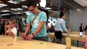 Clientes que intentan el nuevo iPhone lanzado 7 y 7 más Clientes que intentan el nuevo iPhone lanzado 7 y 7 más