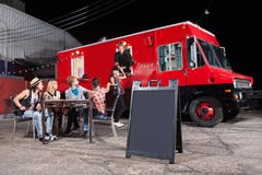 Clienti felici al camion dell'alimento