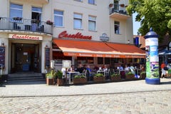 Clienti messi all'aperto al ristorante di Casablanca nel centro di questa città turistica fotografia stock Clienti messi all'aperto al ristorante di Casablanca nel centro di questa città turistica fotografia stock