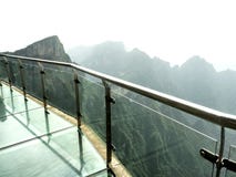 Cliff Glass Sky Walk på det Tianmen berget, porten för himmel` s på Zhangjiagie, Hunan landskap, Kina, Asien arkivbild Cliff Glass Sky Walk på det Tianmen berget, porten för himmel` s på Zhangjiagie, Hunan landskap, Kina, Asien arkivbild