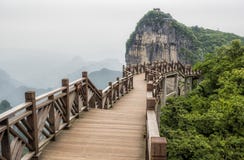 Cliff Hanging Walkway på det Tianmen berget, porten för himmel` s på Zhangjiagie, Hunan landskap, Kina, Asien royaltyfria bilder Cliff Hanging Walkway på det Tianmen berget, porten för himmel` s på Zhangjiagie, Hunan landskap, Kina, Asien royaltyfria bilder
