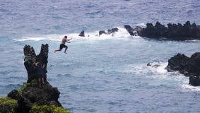 Cliff Jumper no parque estadual de Waianapanapa, Maui, Havaí imagem de stock Cliff Jumper no parque estadual de Waianapanapa, Maui, Havaí imagem de stock