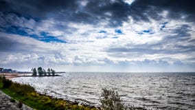 Clima tempestuoso y nubes oscuras sobre het IJsselmeer en los Países Bajos fotografía de archivo Clima tempestuoso y nubes oscuras sobre het IJsselmeer en los Países Bajos fotografía de archivo