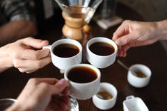 Clink стекла с 3 чашками кофе на предпосылке деталей кофе на дегустации стоковое фото Clink стекла с 3 чашками кофе на предпосылке деталей кофе на дегустации стоковое фото