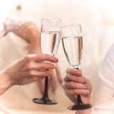 Clinkingsglazen terwijl viering in handen royalty-vrije stock afbeelding Clinkingsglazen terwijl viering in handen royalty-vrije stock afbeelding