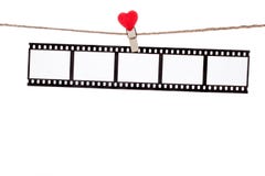 Clip su una cordicella, negazioni d'attaccatura, film di forma del cuore di amore fotografie stock Clip su una cordicella, negazioni d'attaccatura, film di forma del cuore di amore fotografie stock