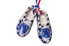 clogs Ολλανδία ξύλινη Ένα ζευγάρι των παραδοσιακών ολλανδικών παπουτσιών πορσελάνης με μια σημαία κορδελλών που απομονώνεται σε έ στοκ φωτογραφία clogs Ολλανδία ξύλινη Ένα ζευγάρι των παραδοσιακών ολλανδικών παπουτσιών πορσελάνης με μια σημαία κορδελλών που απομονώνεται σε έ στοκ φωτογραφία