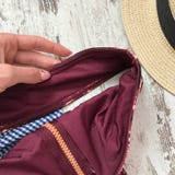 ClosDetails do roupa de banho do fim fêmea do roupa de banho acima no backgrounde-up de madeira em um fundo de madeira fotografia de stock ClosDetails do roupa de banho do fim fêmea do roupa de banho acima no backgrounde-up de madeira em um fundo de madeira fotografia de stock