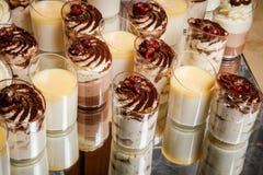 Close-up assorty van het dessert van de roommousse in plastic koppen royalty-vrije stock fotografie Close-up assorty van het dessert van de roommousse in plastic koppen royalty-vrije stock fotografie
