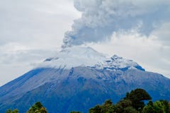 Close up da erupção do vulcão de Tungurahua foto de stock Close up da erupção do vulcão de Tungurahua foto de stock
