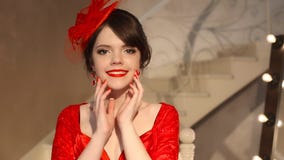 Close up da moça bonita da forma no chapéu retro e no vestido vermelho, modelo moreno com a composição vermelha dos bordos, elega filme Close up da moça bonita da forma no chapéu retro e no vestido vermelho, modelo moreno com a composição vermelha dos bordos, elega filme