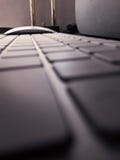 Close up da vista lateral do teclado & do rato com profundidade de campo rasa com o rato no foco fotografia de stock royalty free Close up da vista lateral do teclado & do rato com profundidade de campo rasa com o rato no foco fotografia de stock royalty free