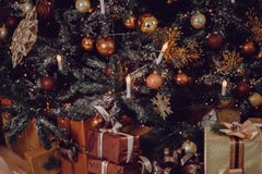 Close-up da árvore de Natal no marrom caro bonito de madeira fotografia de stock Close-up da árvore de Natal no marrom caro bonito de madeira fotografia de stock