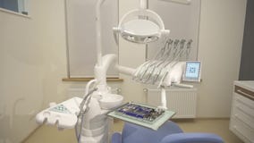 Close-up das ferramentas na cadeira do dentista Instrumentos de aço inoxidável na bandeja do metal, na máquina da rebarba, na lâm vídeos de arquivo Close-up das ferramentas na cadeira do dentista Instrumentos de aço inoxidável na bandeja do metal, na máquina da rebarba, na lâm vídeos de arquivo