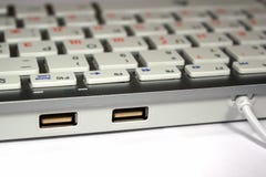 Close up de dois porta usb no teclado de computador com disposição do russo e o cubo integrado de USB imagens de stock royalty free Close up de dois porta usb no teclado de computador com disposição do russo e o cubo integrado de USB imagens de stock royalty free