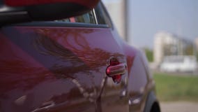 Close-up De hand van een vrouw opent de autodeur, binnen zit 4K langzame mo stock video Close-up De hand van een vrouw opent de autodeur, binnen zit 4K langzame mo stock video