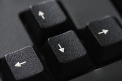 Close up de um botão preto da seta do teclado fotos de stock Close up de um botão preto da seta do teclado fotos de stock