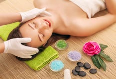 Close-up de uma jovem mulher que obtém o tratamento dos termas no salão de beleza Massagem de cara dos termas Tratamento facial d fotos de stock Close-up de uma jovem mulher que obtém o tratamento dos termas no salão de beleza Massagem de cara dos termas Tratamento facial d fotos de stock