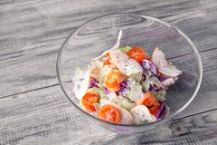 Close-up de uma salada de Caesar clássica com camarões grelhados, alface de iceberg, pão torrado, tomates, couve chinesa Conceito imagem de stock royalty free Close-up de uma salada de Caesar clássica com camarões grelhados, alface de iceberg, pão torrado, tomates, couve chinesa Conceito imagem de stock royalty free