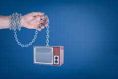 Close-up die van man hand met metaalketting rond pols het retro Televisie hangen op het andere eind van ketting houden royalty-vrije stock fotografie Close-up die van man hand met metaalketting rond pols het retro Televisie hangen op het andere eind van ketting houden royalty-vrije stock fotografie