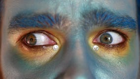 Close-up dos olhos masculinos na composição O ator retrata o medo ou a suspeita video estoque Close-up dos olhos masculinos na composição O ator retrata o medo ou a suspeita video estoque