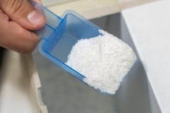 Close up female hand pour the washing powder detergent into machine d royalty free stock image Close up female hand pour the washing powder detergent into machine d royalty free stock image