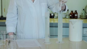 Close-up gedeeltelijke mening van wetenschappers die experiment met reagens en flessen maken sluit omhoog van biotechnologieonder royalty-vrije stock foto Close-up gedeeltelijke mening van wetenschappers die experiment met reagens en flessen maken sluit omhoog van biotechnologieonder royalty-vrije stock foto
