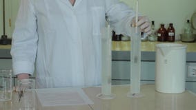 Close-up gedeeltelijke mening van wetenschappers die experiment met reagens en flessen maken sluit omhoog van biotechnologieonder stock video Close-up gedeeltelijke mening van wetenschappers die experiment met reagens en flessen maken sluit omhoog van biotechnologieonder stock video