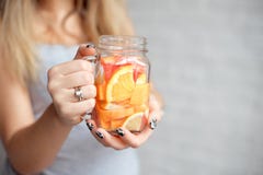 Close-up gelukkige vrouw met glas verse de zomerlimonade met stro Kaukasisch jong oud meisje 20-25 jaar binnen royalty-vrije stock afbeeldingen Close-up gelukkige vrouw met glas verse de zomerlimonade met stro Kaukasisch jong oud meisje 20-25 jaar binnen royalty-vrije stock afbeeldingen
