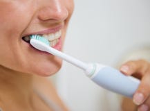 Close up nos dentes de escovadela da mulher imagens de stock Close up nos dentes de escovadela da mulher imagens de stock