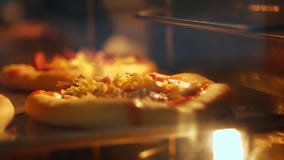 Close-up, o processo de cozer a mini pizza da massa de fermento em um grande forno industrial Pão de cozimento em um industrial vídeos de arquivo Close-up, o processo de cozer a mini pizza da massa de fermento em um grande forno industrial Pão de cozimento em um industrial vídeos de arquivo