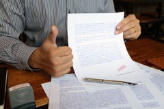 Close-up pictures of the hands of businessmen signing and stamping in approved contract forms royalty free illustration Close-up pictures of the hands of businessmen signing and stamping in approved contract forms royalty free illustration